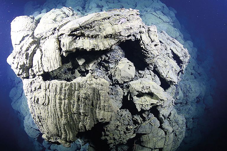 Das Wasser verursacht eine sofortige Abkühlung der austretenden Lava, es bildet sich eine äußere Kruste. Wenn die heiße Lava im Inneren des Kissens weiterströmt, kommt es auch zu Rissen an der Kruste. Foto: GEOMAR