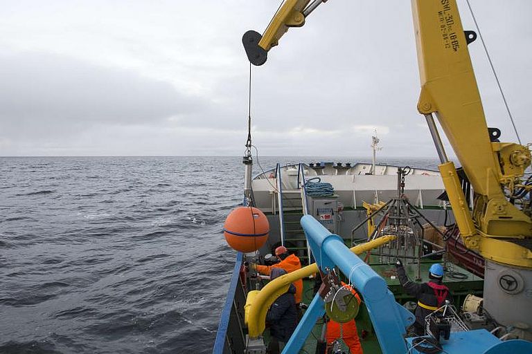 With moored observatories the scientists measure properties of the seawater in the Laptev Sea. Photo: Georgi Laukert, GEOMAR