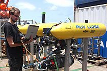 Forscher mit dem autonomen Unterwasserfahrzeug LUISE