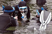 Schülerinnen mit Schnochel-Ausrüstung in der Kieler Förde
