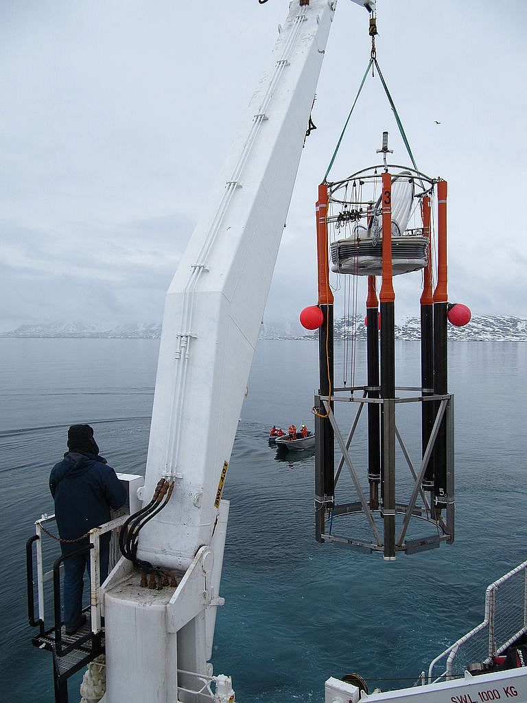 Release of the mesocosms from the Greenpeace vessel Esperanza. Photo: U. Riebesell, IFM-GEOMAR.