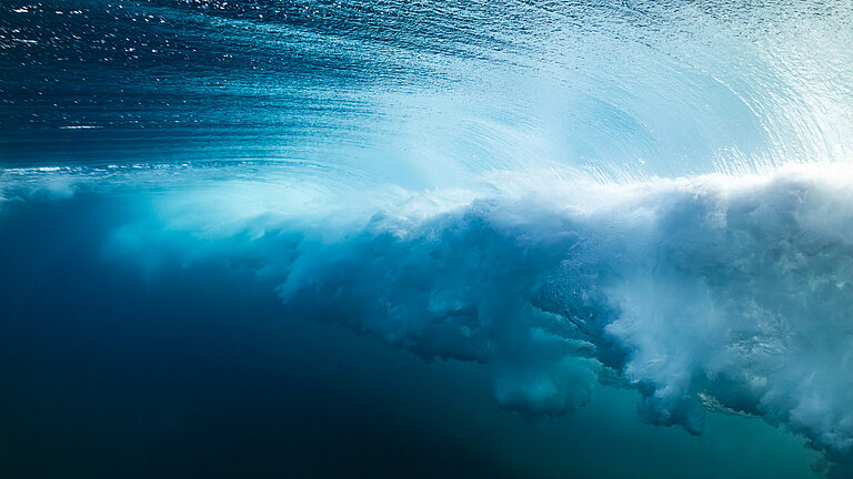 Eine Welle von unter Wasser gesehen