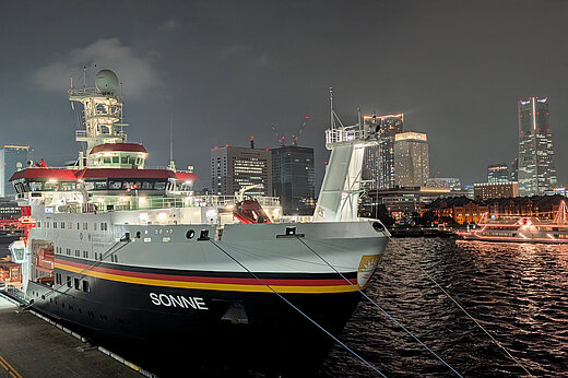 Das Forschungsschiff SONNE im Hafen von Yokohama, Japan, bei Nacht 