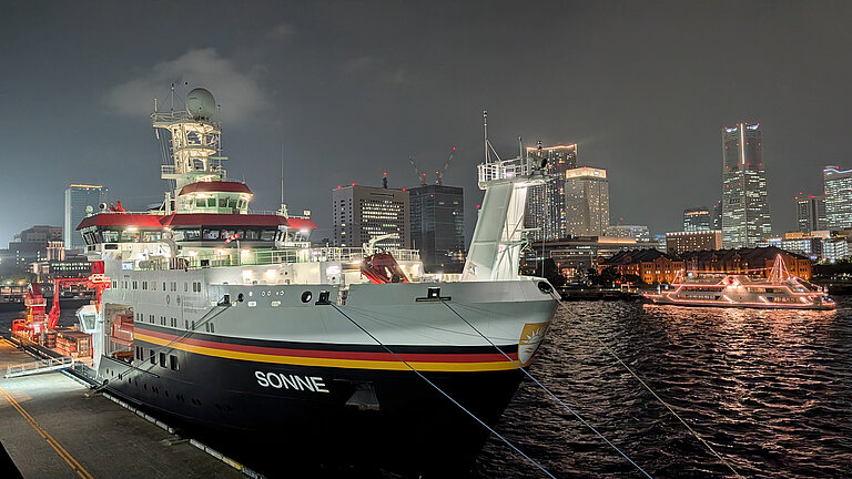 Das Forschungsschiff SONNE im Hafen von Yokohama, Japan, bei Nacht 