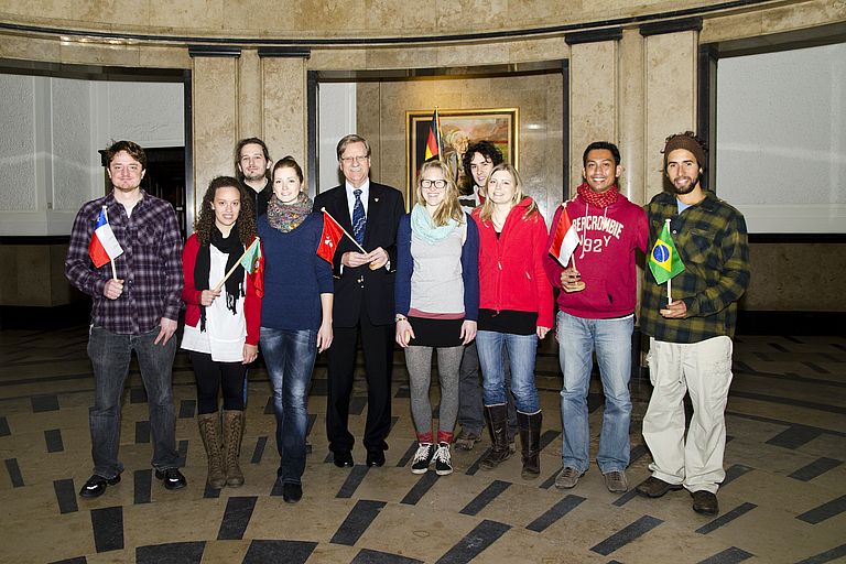 GAME 2012 startete mit einem Empfang im Kieler Rathaus. Der stellvertretende Stadtpräsident Rainer Tschorn (Mitte) begrüßte die Teilnehmer aus sechs Nationen in der Landeshauptstadt. Foto: J. Steffen, GEOMAR