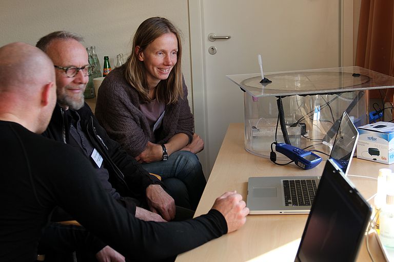 Experimente veranschaulichen die Effekte der Ozeankalkung, die als mögliche Maßnahme gegen Ozeanversauerung und CO2-Anstieg diskutiert wird. Foto: J. Dengg, GEOMAR