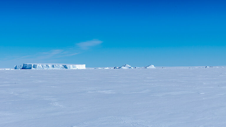 Eine große Eisfläche unter strahlend blauem Himmel
