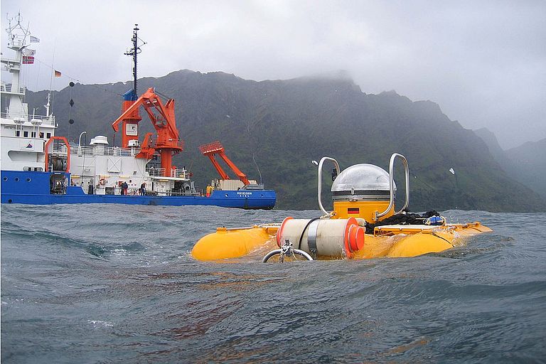 Tauchboot JAGO und Forschungsschiff POSEIDON im Stjernsund, Norwegen. Foto: Tim Beck, IFM-GEOMAR
