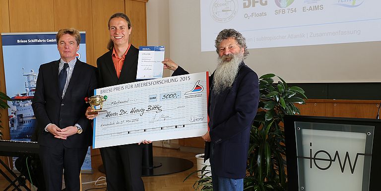 Verleihung des BRIESE-Preises für Meeresforschung 2015 am IOW (v. links): Klaus Küper, Leiter der Abteilung Forschungsschifffahrt der Reederei Briese, Preisträger Dr. Henry Bittig, IOW-Direktor Prof. Dr. Ulrich Bathmann. Foto: K. Beck/IOW