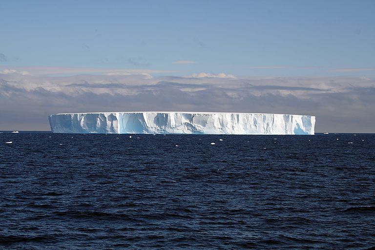 Die höheren Wassertemperaturen auf dem Schelf könnten die Gletscherschmelze von unten beschleunigen, so dass die Eismassen schneller Richtung Meer rutschen. Foto: S. Schmidtko, GEOMAR