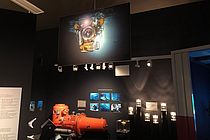 In der Ausstellung hängt ein Bild vom Tauchboot JAGO und mehrere Tiefseeorganismen