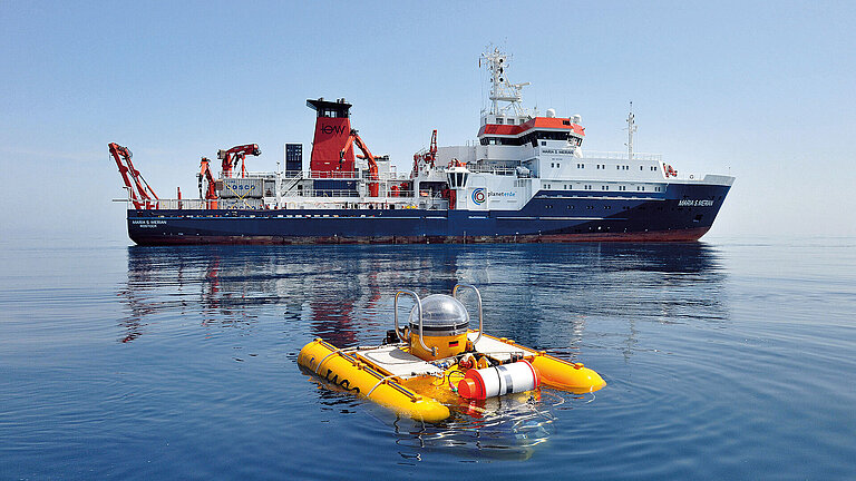 JAGO vor FS MARIA S. MERIAN 2010 im Schwarzen Meer. 