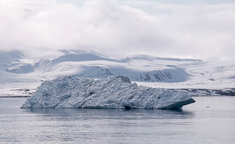 Eisberg vor der Westküste Spitzbergens. Foto: M. Nicolai, GEOMAR