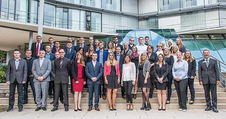 In dieser Woche wurden von der IHK Kiel die Berufsbesten aus der Abschlussprüfung Sommer 2016 geehrt, darunter auch Kenneth Paschke (hintere Reihe, 6.v.li.), der am GEOMAR seine Ausbildung zum Fachinformatiker absolviert hat. Foto: IHK/Hr. Henry