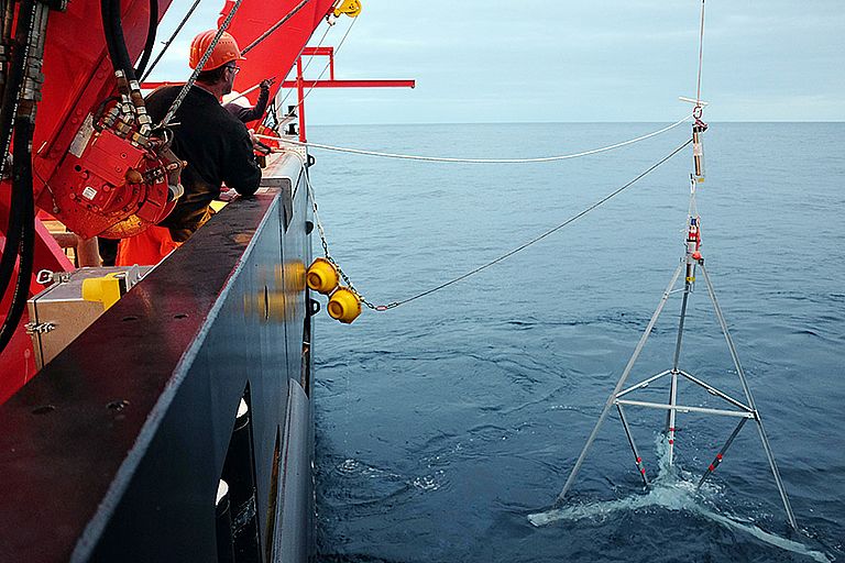 Das neueste deutsche Forschungsschiff, die SONNE, setzte von Ende November bis Mitte Dezember mehr als 20 GeoSEA-Tripoden in 2.000 bis 6.000 Metern Wassertiefe vor der Küste von Nordchile ab. Foto: Jan Steffen, GEOMAR