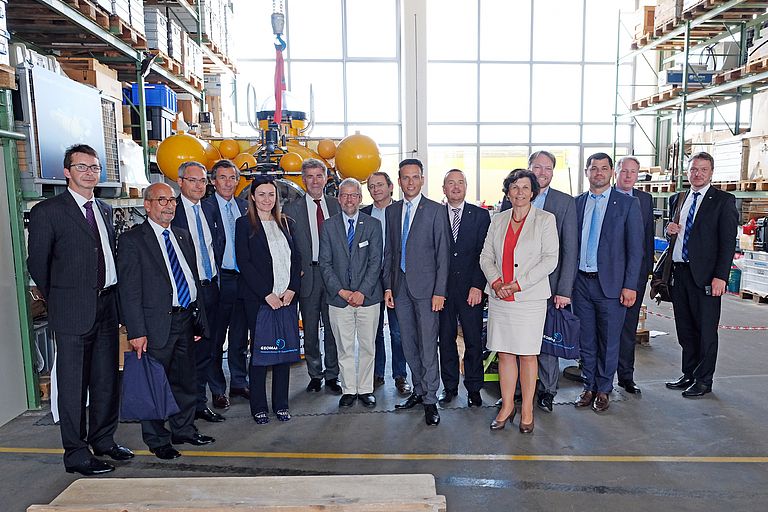 Die Politiker aus Südtirol und Schleswig-Holstein mit den Gastgebern Michael Wagner und Dr. Andreas Villwock vor dem Tauchboot JAGO. Foto: Jan Steffen, GEOMAR