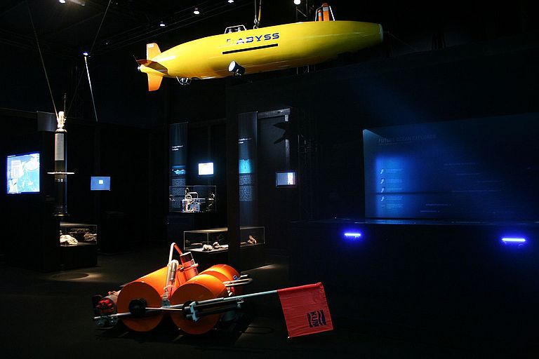 AUV ABYSS und ein Ozeanboden- seismometer in der Ausstellung "Die Rolle des Ozeans im Klimawandel". Foto: Andreas Villwock, IFM-GEOMAR