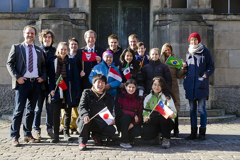 Kiels stellvertretender Stadtpräsident Rainer Tschorn (mit Kielflagge) und Ratsherr Peter Kokocinski (links) begrüßen die Teilnehmerinnen und Teilnehmer des 11. GAME-Projekts in Kiel. Foto: J. Steffen, GEOMAR