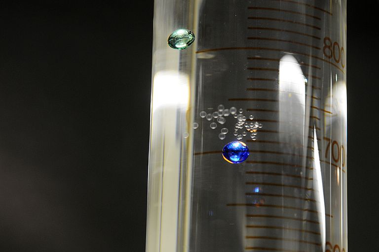   Colored beads mark the different salt water layers with floating eggs of different species. Photo credit: Maike Nicolai, GEOMAR