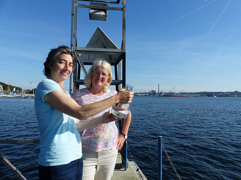 Professorin Alexandra Z. Worden (links) und Professorin Ute Hentschel Humeida auf der Pier des GEOMAR in Kiel. Die Arbeitsgruppen beider Forscherinnen haben in dieser Woche Studien veröffentlicht, die neues Einsichten in die Rolle von Viren für marine Ökosysteme ermöglichen. Foto: Lucia Pita/GEOMAR