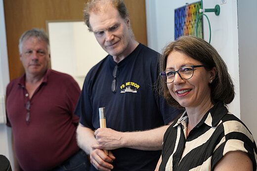 Das Bild zeigt Prof. Dr. Colin Devey, Dr. Steffen Kutterolf und Direktorin Prof. Dr. Katja Matthes (von links nach rechts) bei der Einweihung des Mikrosondenlabors.