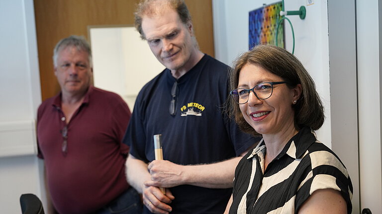  The photograph shows Prof. Dr Colin Devey, Dr Steffen Kutterolf and Director Prof. Dr Katja Matthes (from left to right) at the opening of the microprobe laboratory.