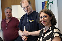 Das Bild zeigt Prof. Dr. Colin Devey, Dr. Steffen Kutterolf und Direktorin Prof. Dr. Katja Matthes (von links nach rechts) bei der Einweihung des Mikrosondenlabors.
