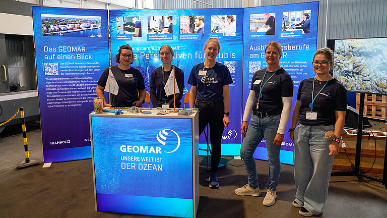Five young people wearing blue GEOMAR T-shirts