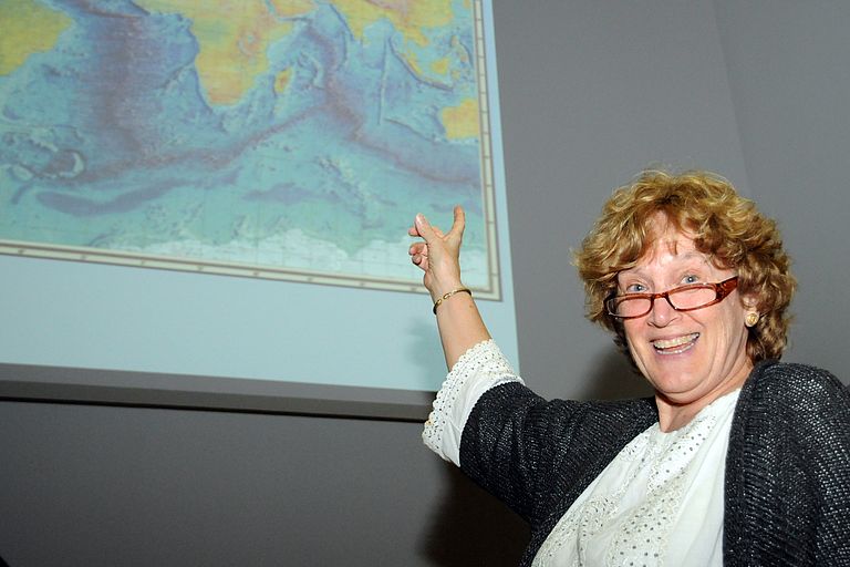 Dr. Cindy Lee presents a lecture on "Particles in the Sea: What, Where, When & Why." Photo: GEOMAR