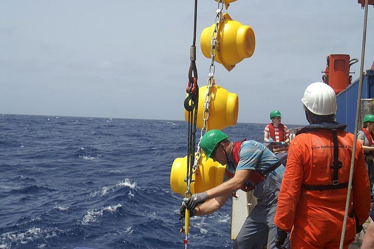 Den ersten Hinweis auf diese Wirbel hatte 2010 das Cape Verde Ocean Observatory geliefert. Das Bild zeigt Wartungsarbeiten am CVOO. Foto: Toste Tanhua/GEOMAR