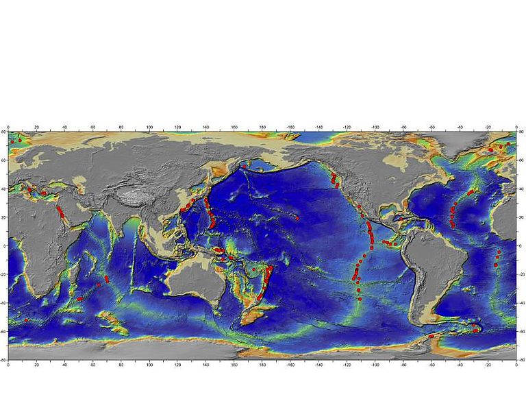 Auf dieser Karte sieht man die Verteilung von Schwarzen Rauchern und Massivsulfidvorkommen in den Weltozeanen. Große Bereiche, insbesondere in den südlichen Ozeanen, sind bisher nicht untersucht worden und weisen nur deshalb keine Vorkommen auf (Stand 2011). Gebiete von besonderem wirtschaftlichen Interesse sind hervorgehoben. Grafik: GEOMAR
