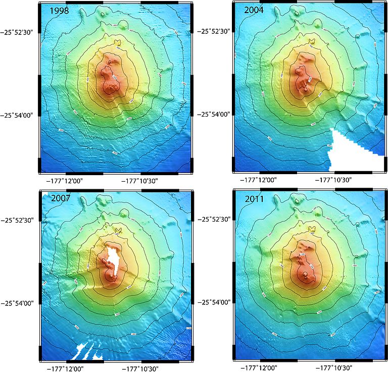 Tiefenkarten des Monowai Unterwasservulkans beruhend auf Vermessungen der Jahre 1998, 2004, 2007 und 2011. Schon auf diesen Überblicksdarstellungen werden die Veränderungen deutlich, die der Vulkan im Verlauf weniger Jahre erlebt. Im Mai und Juni 2011 konnten britische und deutsche Forscher nun sogar eine Eruption des Monowai präzise vermessen. Grafik: I. Grevemeyer, GEOMAR