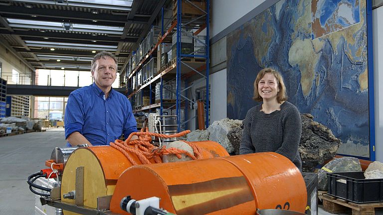 Professor Colin Devey and Dr. Morelia Urlaub in the Lithothek of GEOMAR during the shooting of the online course about the ocean and its relevance for humans. Photo: Future Ocean