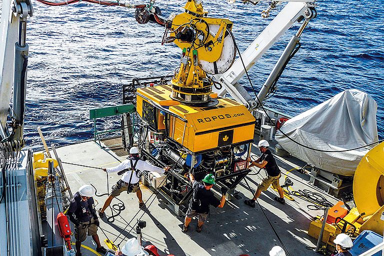 Ausbringen des ROV ROPOS von Bord der FALKOR. Foto: Schmidt Ocean Institute / CSSF