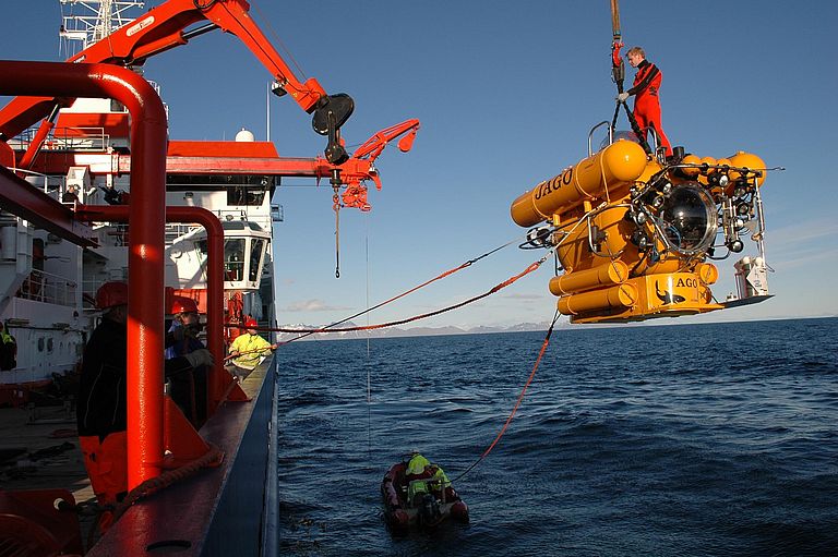 Das Tauchboot Jago wird vor der Küste Spitzbergens vom Forschungsschiff MARIA S. MERIAN aus ins Wasser gelassen. Foto: Karen Hissmann, GEOMAR