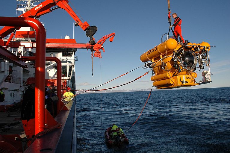 Off the coast of Spitsbergen the submersible Jago is lowered into the water from the research vessel Maria S. Merian. Photo: Karen Hissmann, GEOMAR