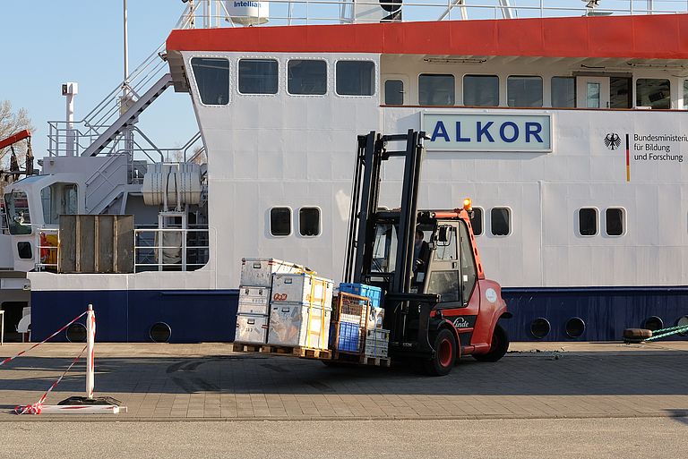 Unloading of the HOTMIC samples last Friday in Kiel. Due to restrictions caused by the COVID 19 pandemic, not all samples can be transported to the partner countries immediately. Therefore they will be stored temporarily at GEOMAR. Photo: Jan Steffen/GEOMAR
