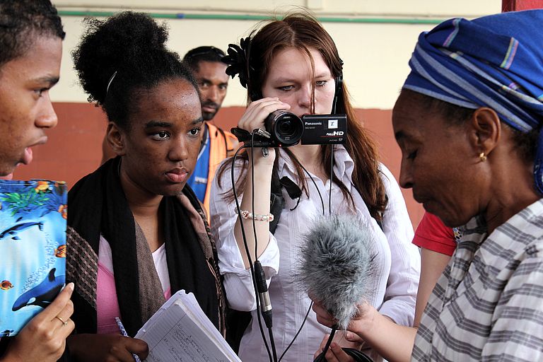 Pupils from the Cape Verde Islands and from Germany conducting video interviews with Cape Verdian fishermen and customers at the fish market. The insights thus gained into the changing catch in fisheries and dietary habits will be compared with interviews from Germany later on. Photo: S. Soria-Dengg, GEOMAR