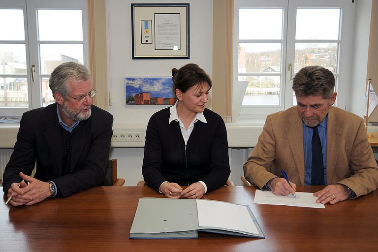 Unterzeichnung des Gleichstellungsplans: Gleichstellungsbeauftragte Christine Utecht (Mitte) mit Direktor Prof. Dr. Peter Herzig (li) und Verwaltungsdirektor Michael Wagner. Foto: Jan Steffen, GEOMAR.