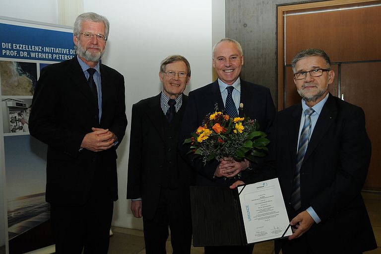 V.l. GEOMAR Direktor Prof. Dr. Peter Herzig, Geschäftsführer der Petersenstiftung Dr. Christian Zöllner, Prof. Dr. Bruce Gemmell (2.v.r) und Vorsitzender der Petersen Stiftung, Dr. Klaus-Jürgen Wichmann. Foto: A. Villwock, GEOMAR.