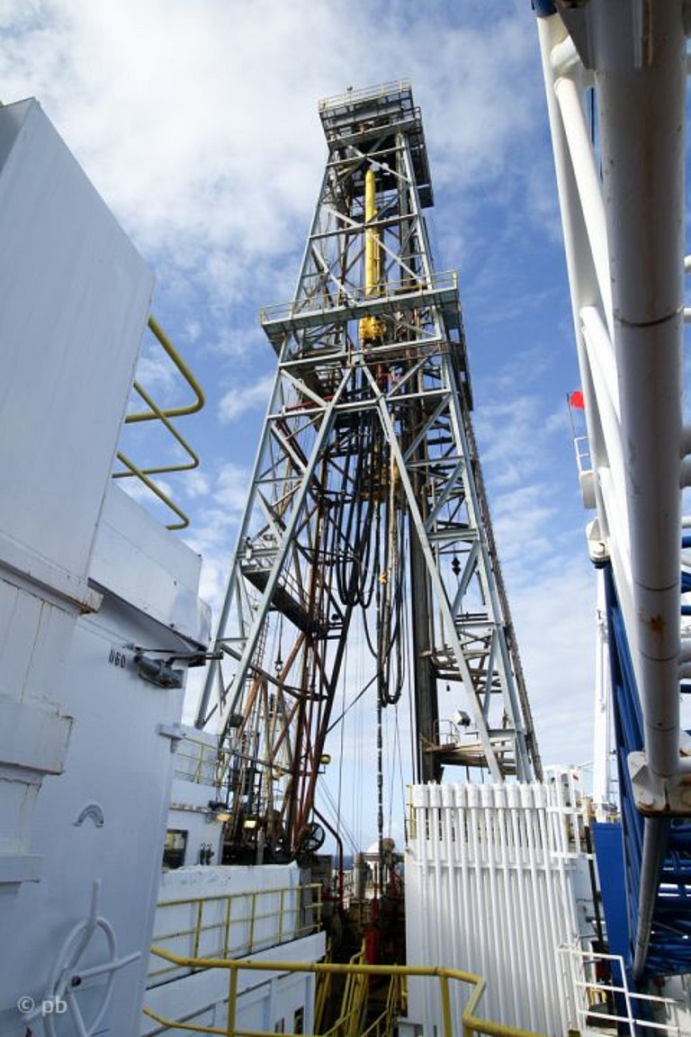 Der Bohrturm der JR vom Deck aus gesehen. Foto: Philipp Brandl/GEOMAR