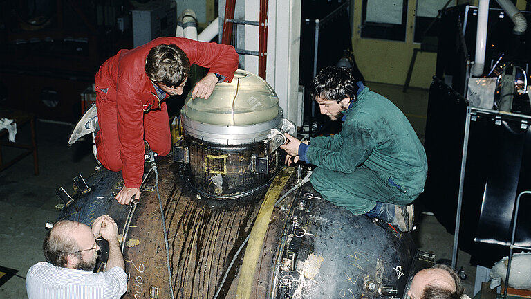 Jürgen Schauer und Lutz Kasang bei Vorbereitungen für den Drucktest. 