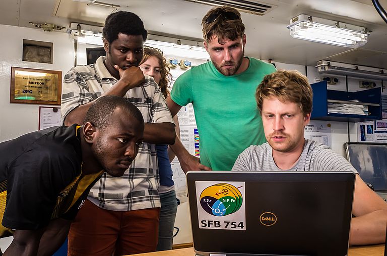 Mitglieder des internationalen Teams an Bord werten gemeinsam Daten aus. Foto: SVN