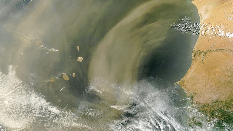 Satellitenaufnahme eines Saharastaub-Sturms über dem nörd­lichen tropischen Atlantik.