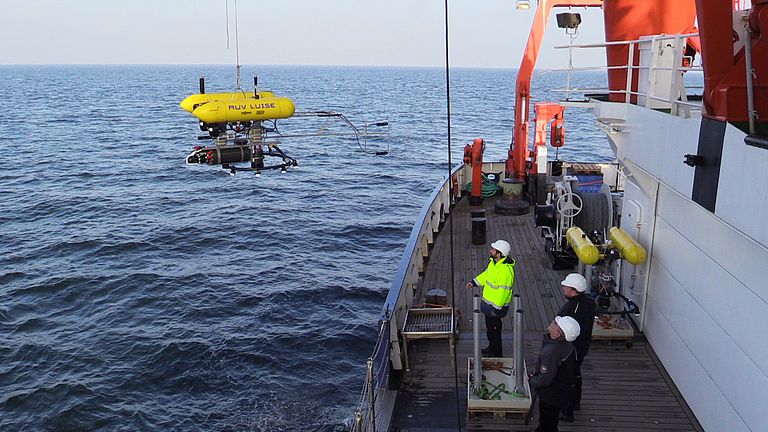 Das Autonome Unterwasserfahrzeug AUV LUISE hängt am Kran des Forschungsschiffs ALKOR