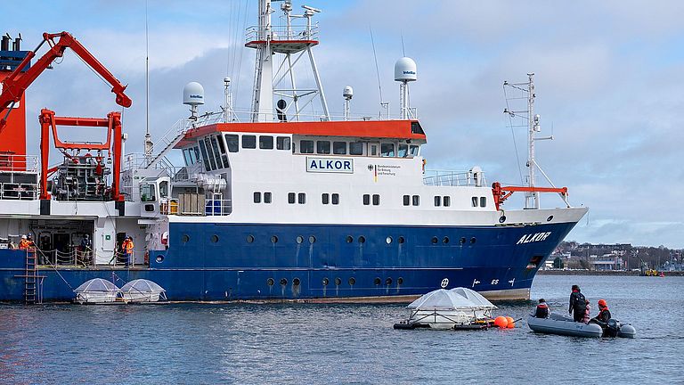 Research vessel ALKOR brought the mesocosms to the Kiel west shore