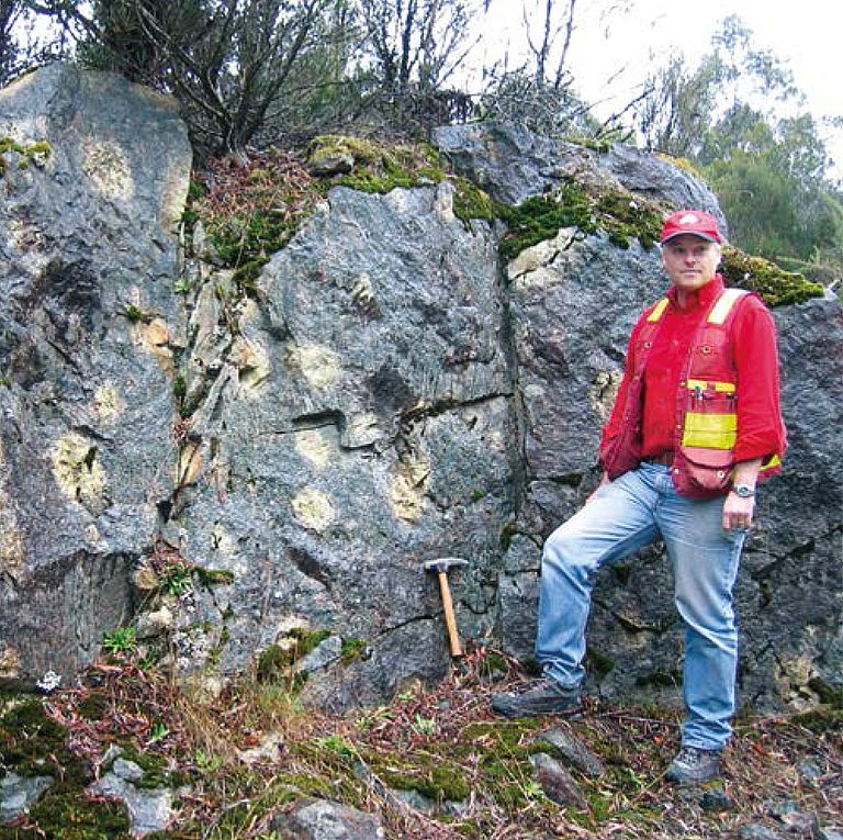 Bruce Gemmell vor einer Formation aus Massivsulfiden in Tasmanien, Australien, die durch eine Hydrothermalquelle vulkanischen Ursprungs gebildet wurden. Foto: privat.