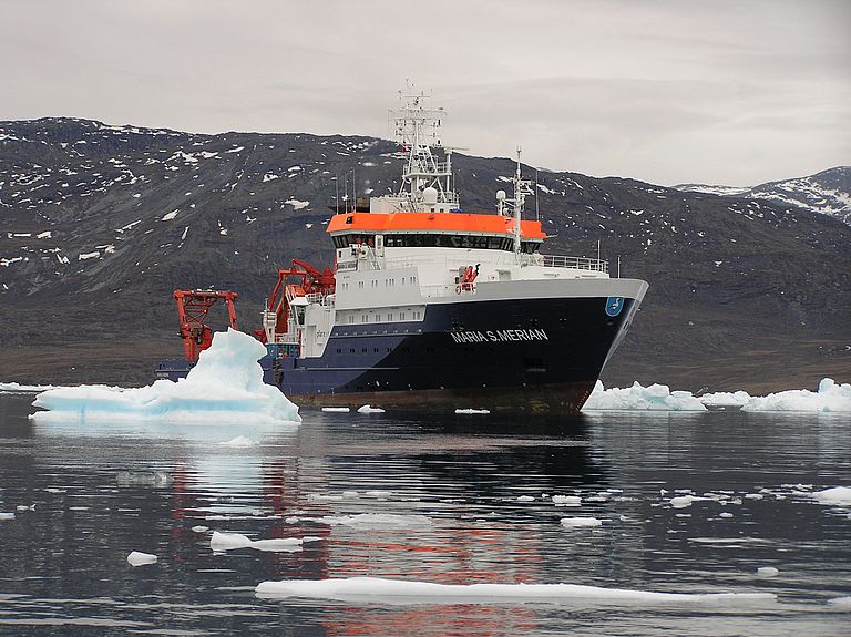 Das Forschungsschiff MARIA S. MERIAN vor der Westküste von Grönland. Foto: Rainer Zantopp, GEOMAR