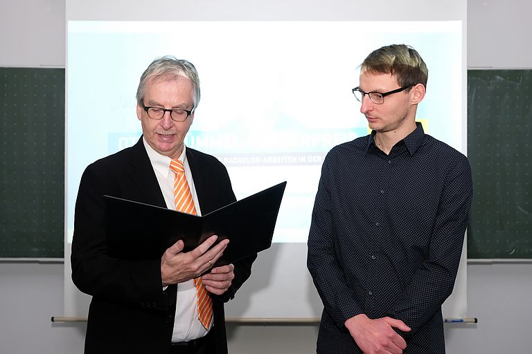 Der Vorsitzende des GEOMAR-Fördervereins, Dr. Peter Gimpel (li.) überreicht Karl Heger die zum Preis gehörende Urkunde. Foto: Jan Steffen/GEOMAR