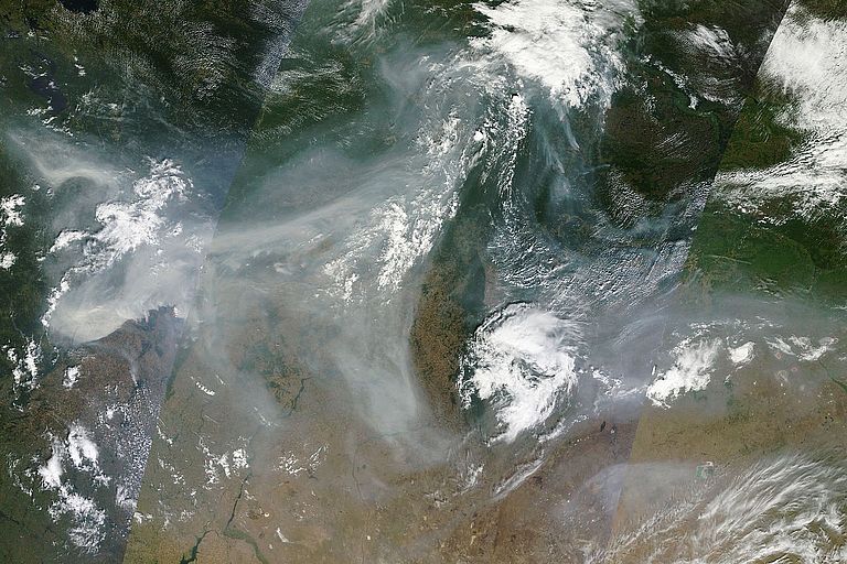 Eine extreme Hitzewelle hat im Sommer 2010 zu intensiven Wald- und Torfmoorbränden in Russland geführt. Die Rauchschwaden der Brände zogen über weite Teile des Landes. Foto: NASA earthobservatory, http://earthobservatory.nasa.gov/